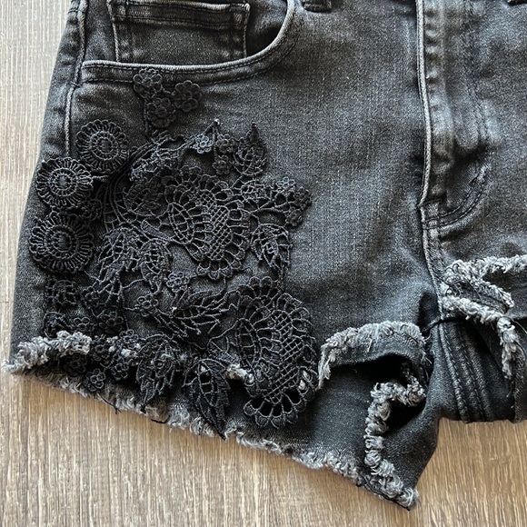 American Eagle Black Lace Denim Shorts Size 0 - Picture 2 of 10